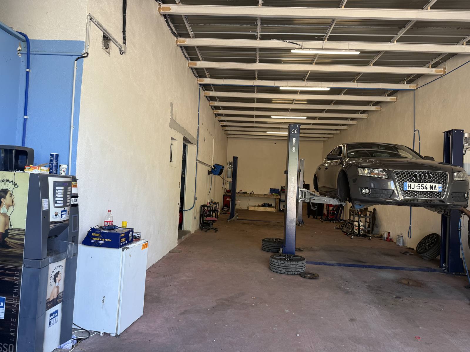 Atelier du garage Antep Auto avec pont élévateur
